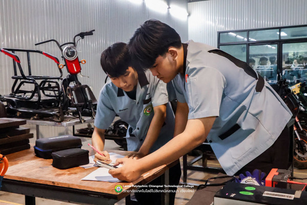 โปลิฯ เช็กสกิล นศ.ช่างยนต์ สอบสมรรถนะภาคปฏิบัติ ระบบควบคุมในยานยนต์ไฟฟ้า